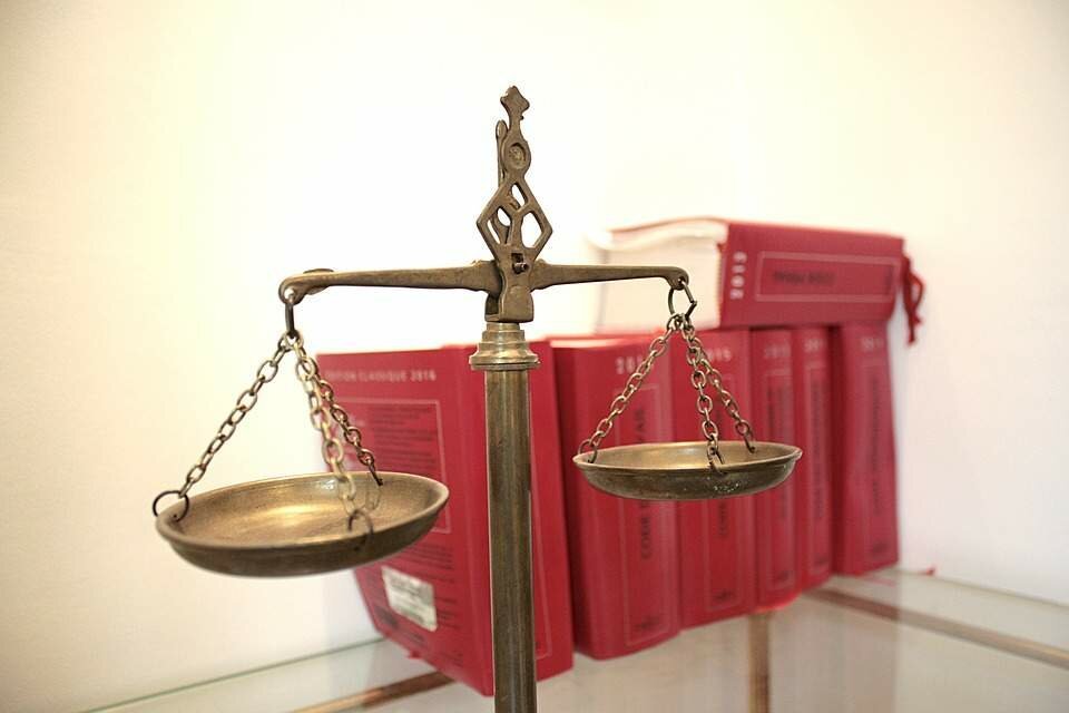 Confinement : plusieurs centaines de juristes contre-attaquent Confinement : plusieurs centaines de juristes contre-attaquent
