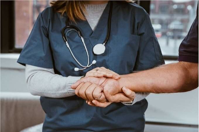 Vaccin obligatoire pour les soignants : à quoi joue l'Académie de médecine ?