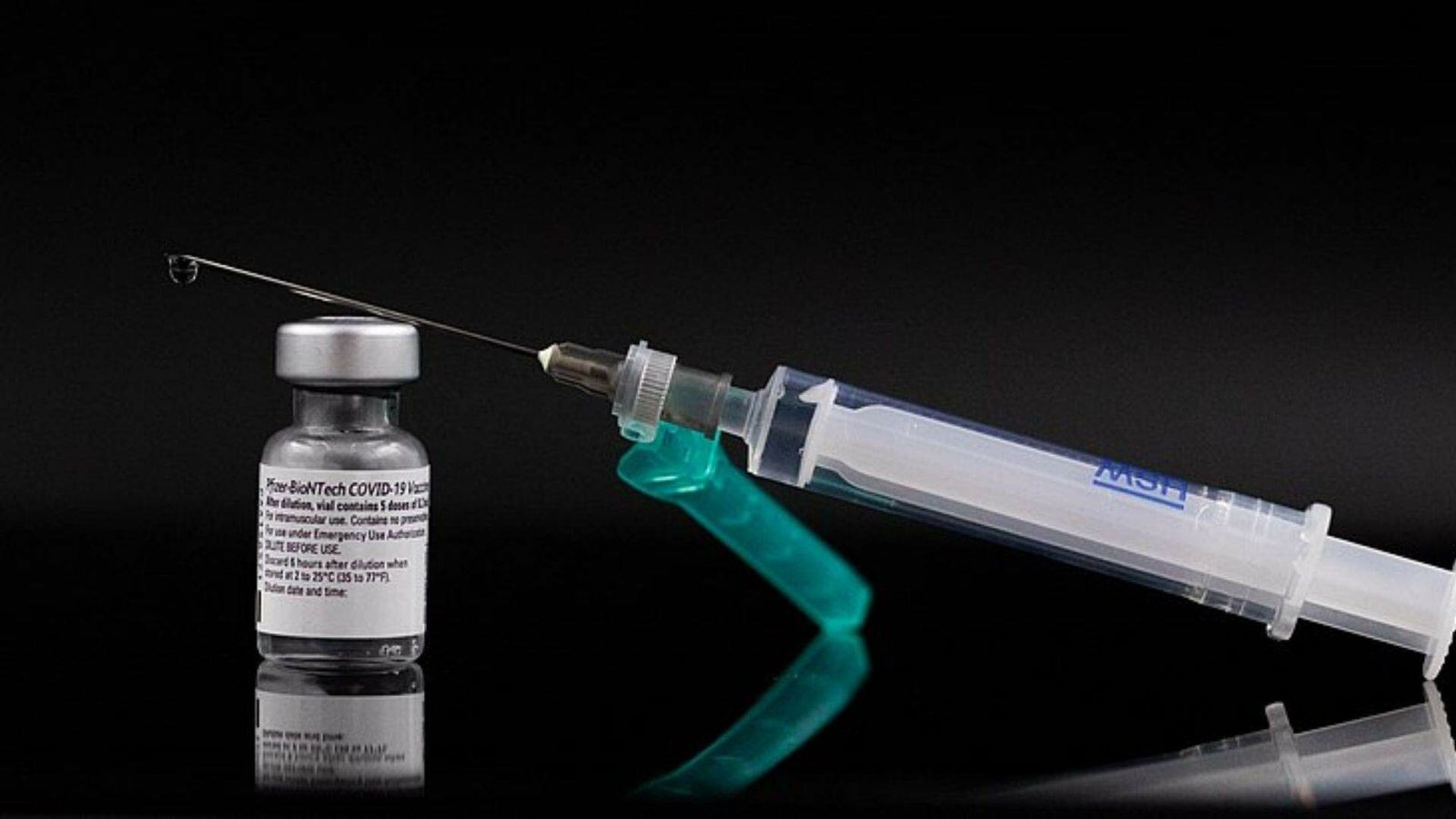 Décès, pressions, manque d’efficacité : les polémiques qui agitent le vaccin Pfizer