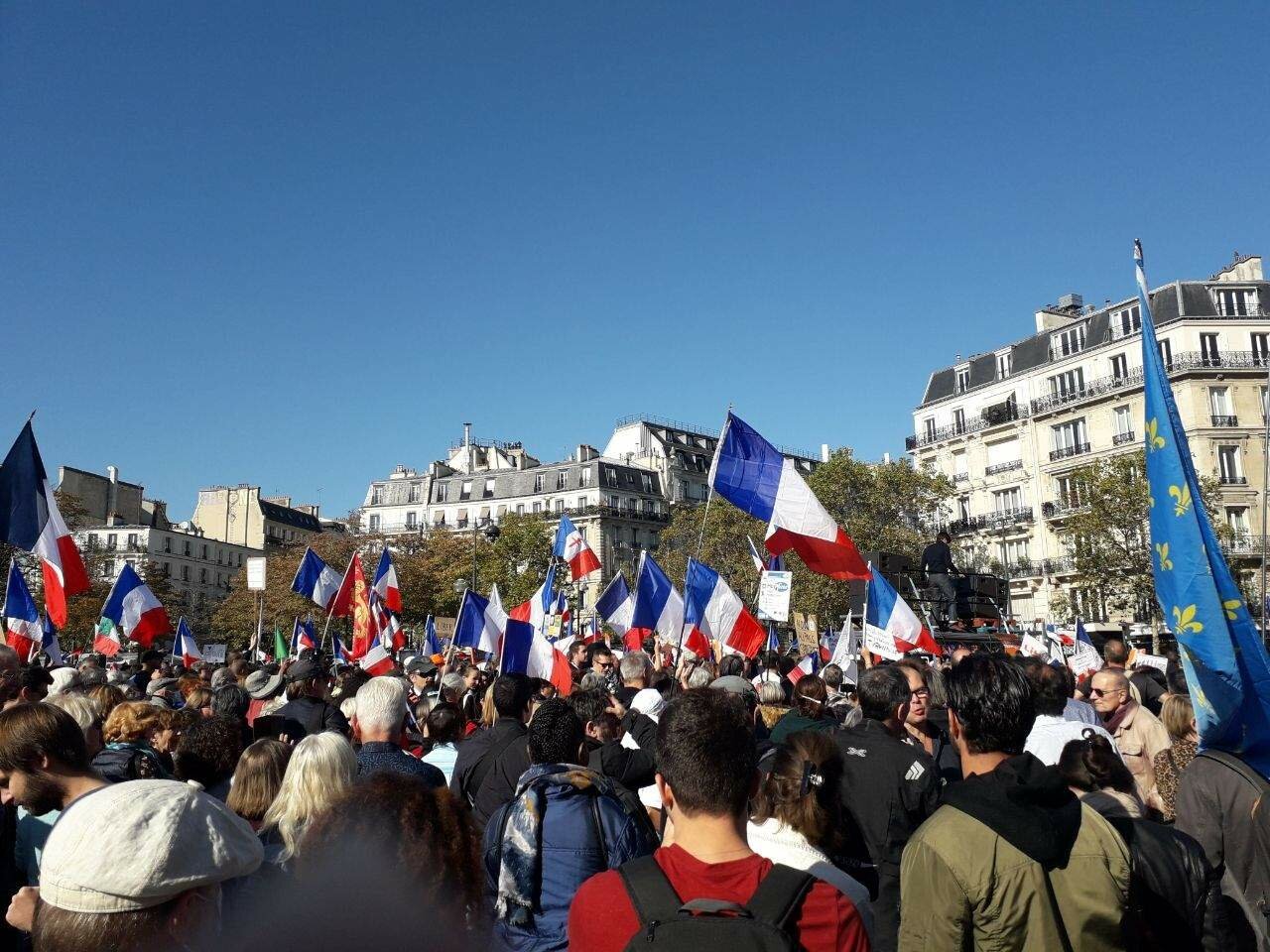 C'est par une belle journée ensoleillée que les manifestants se sont élancés pour le quatorzième samedi d'affilée.