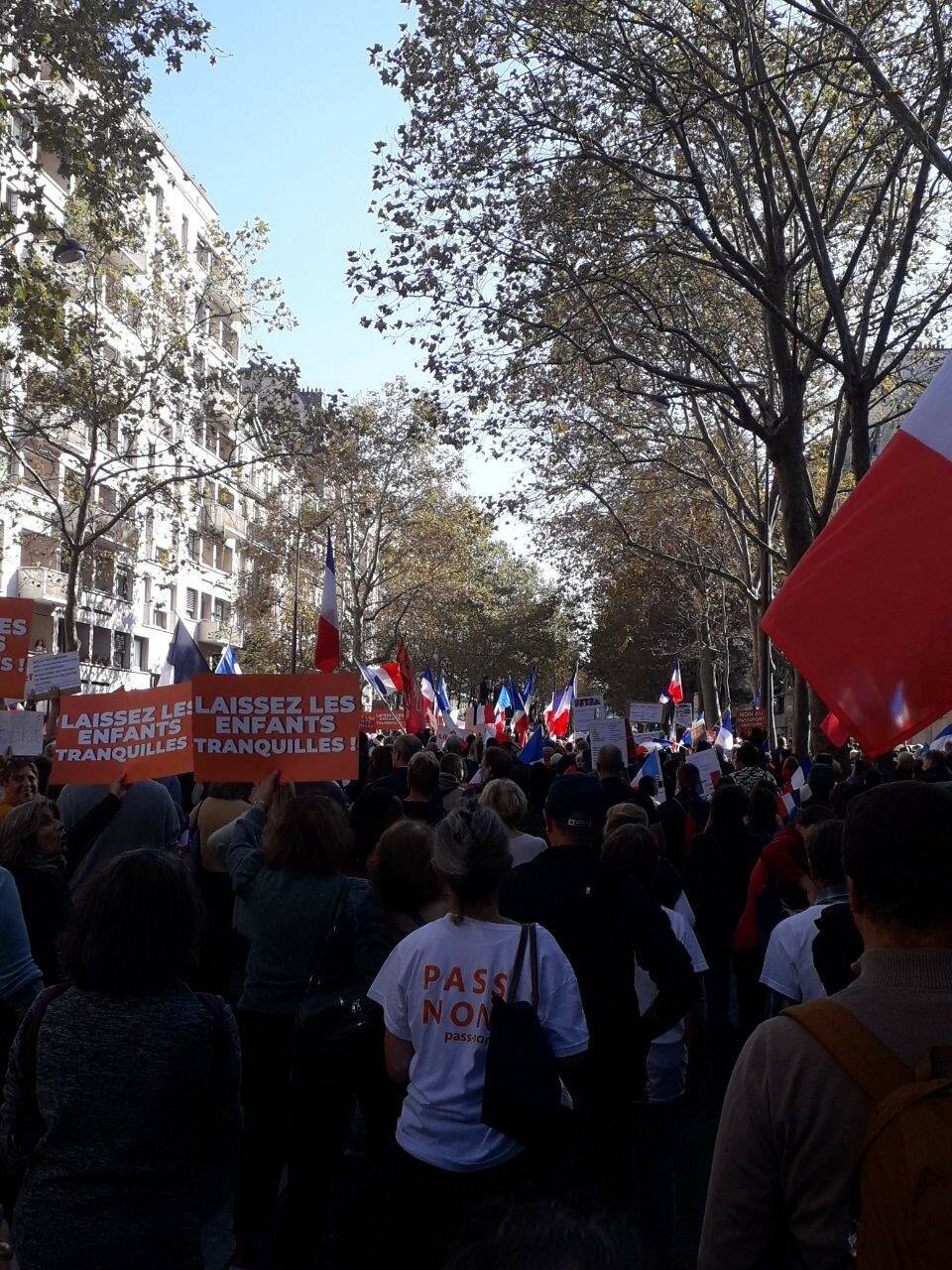 La question de la vaccination des plus jeunes reste une préoccupation importante des manifestants.