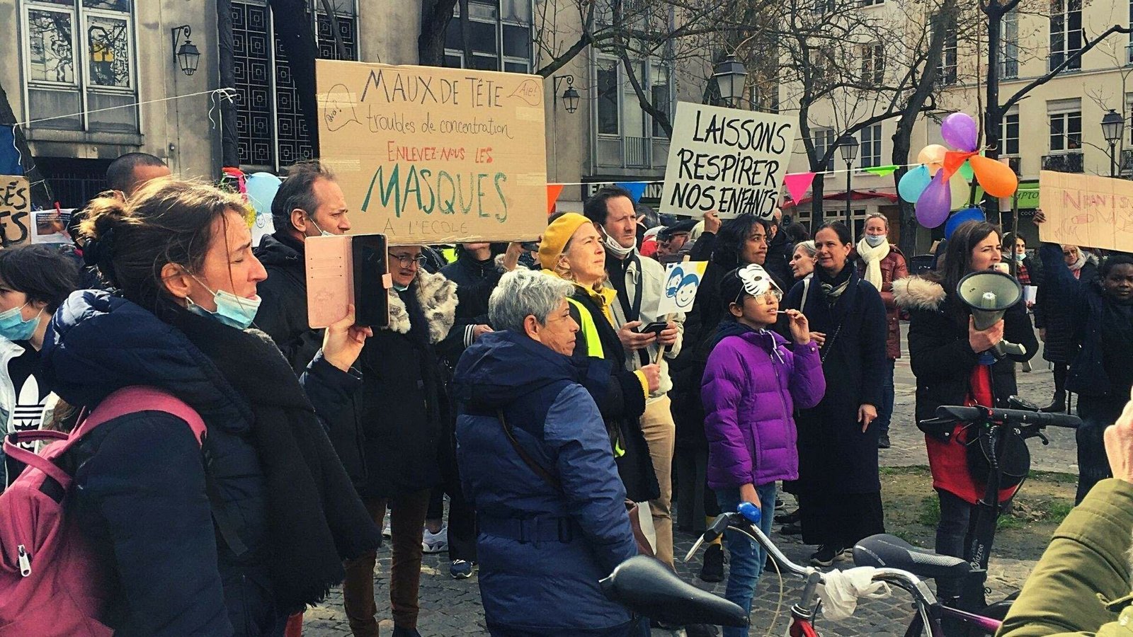Contre le masque à l'école, les parents se mobilisent dans toute la France Contre le masque à l'école, les parents se mobilisent dans toute la France