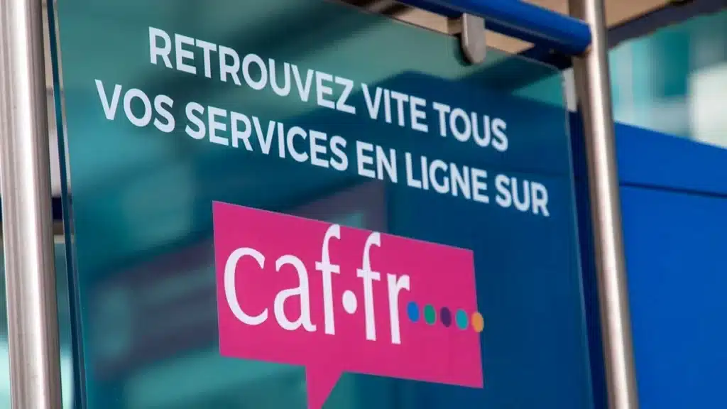 Aberrant : Elle reçoit des virements de sa mère et doit rembourser plus de 10 000€ à la CAF