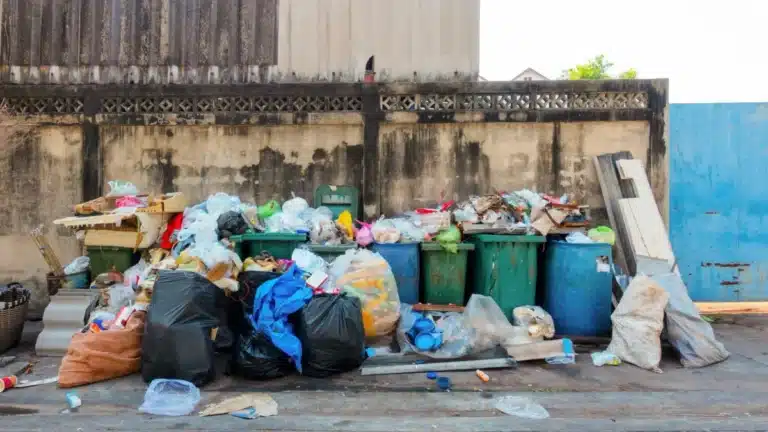 Dans cette collectivité, des agents fouillent les poubelles et ne ramassent plus celles où le tri des déchets est mal fait